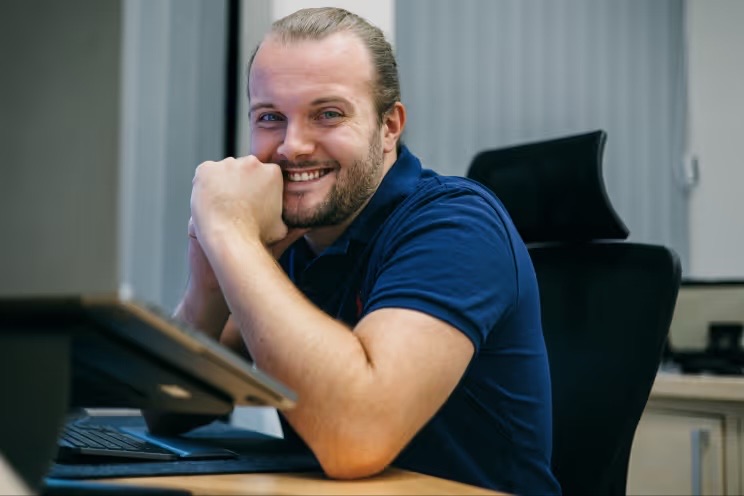 Christoph Mühlgassner, SEO-Berater von Lumen Media, an seinem Arbeitsplatz